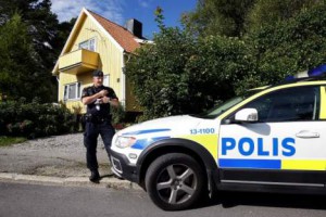 polis-i-arbete Medan du äter julbord eller hälsar på släkten länsar tjuvarna ditt hem med hjälp av din bils nummerplåt.