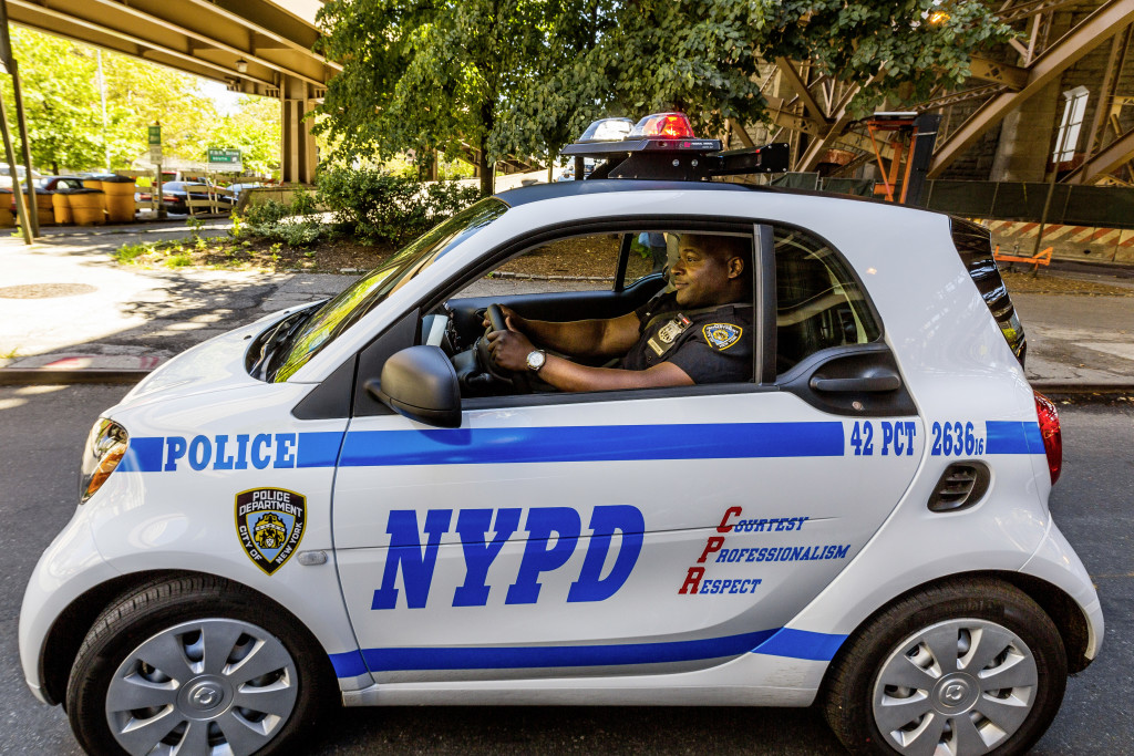 Officer Ralph Jefferson übernahm einen der ersten smart fortwo. ; Officer Ralph Jefferson took receipt of one of the first smart fortwos;